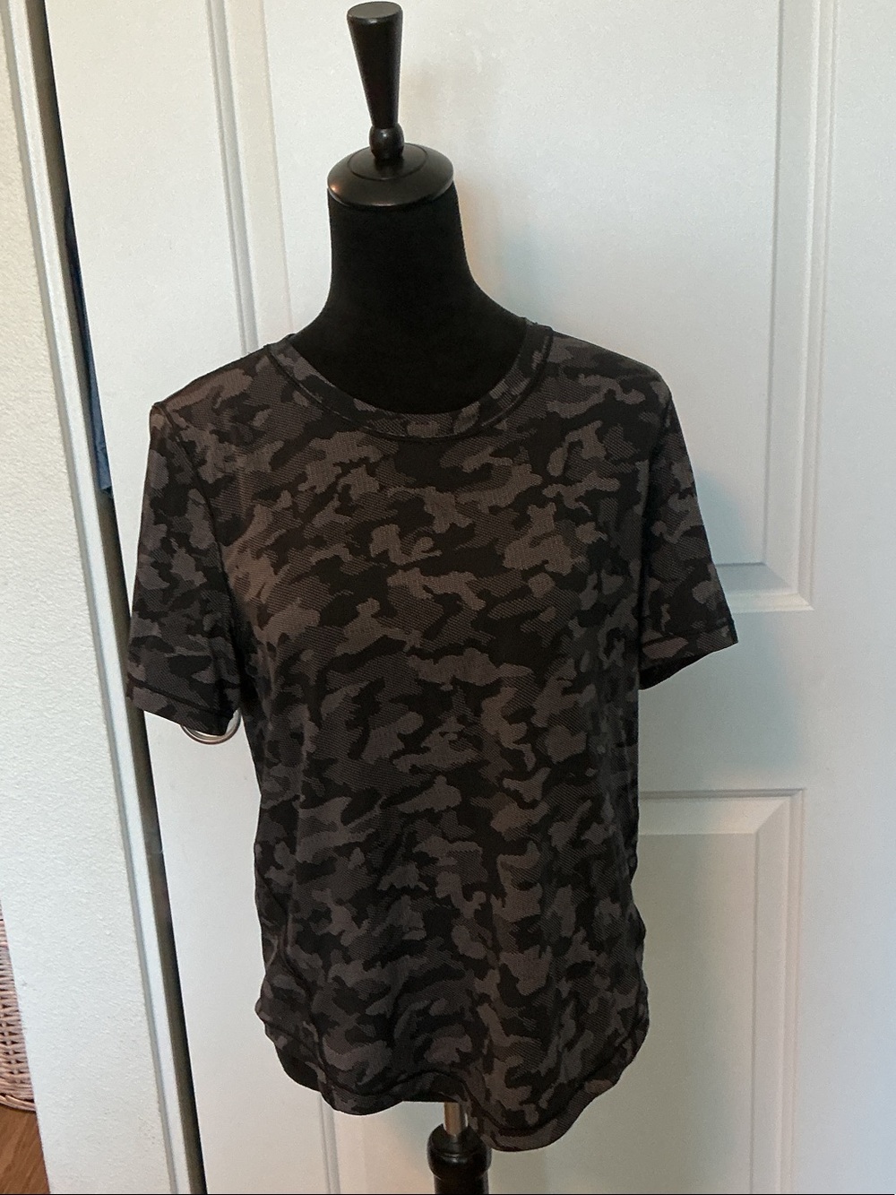 lululemon Athletica heritage, camo Jaguar black lunar rock top 12